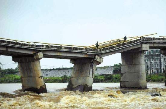 岳阳一大桥翻修不到四年断裂垮塌 疑因暴雨所致