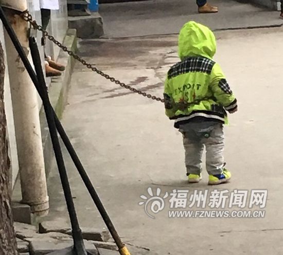 网友爆料省妇幼门口铁链拴儿 家人:孩子调皮贪玩