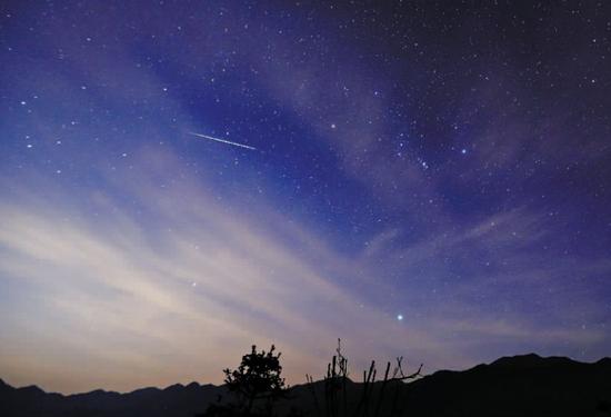 流星划过鄞州四明山天际