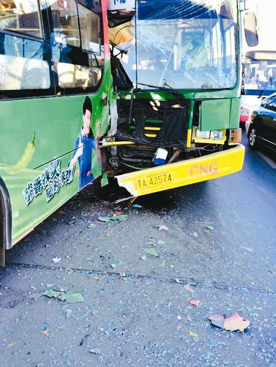 太原50路公交与805路公交追尾 致20人受伤