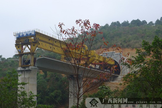 云桂铁路广西段首次实现"零距离"架梁 为国内首例