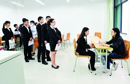 昨日,四川外国语大学,求职学生排队应聘