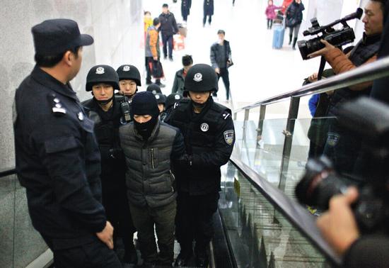 灵宝抢金案嫌犯被带回 逃跑时把手枪埋洛阳公园