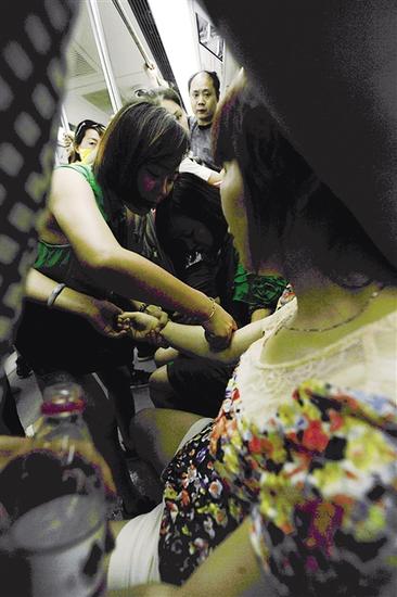 浏览原图 昨日下午,轨道交通6号线车厢,好心人给谢女士"揪痧".